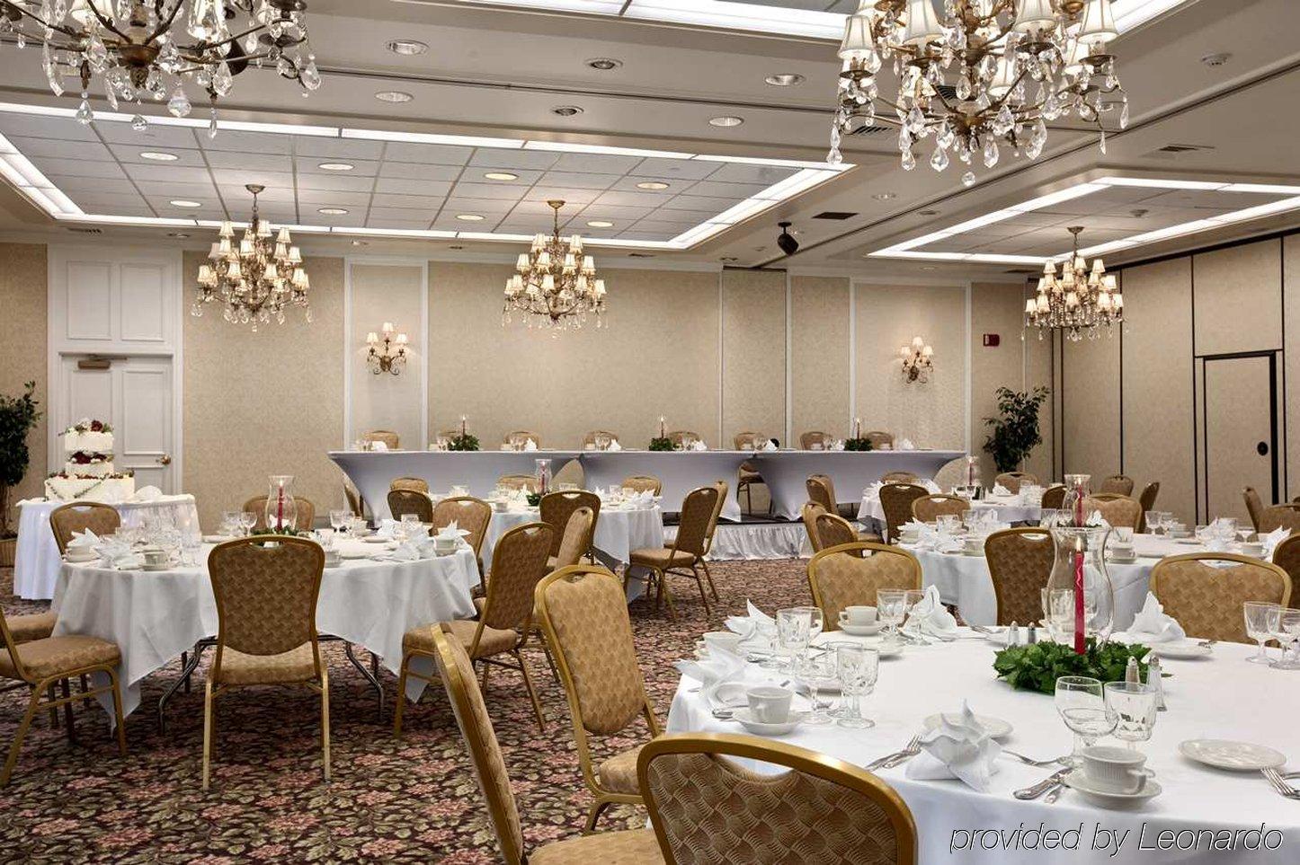 Delta Hotels by Marriott Burlington Restaurant bilde